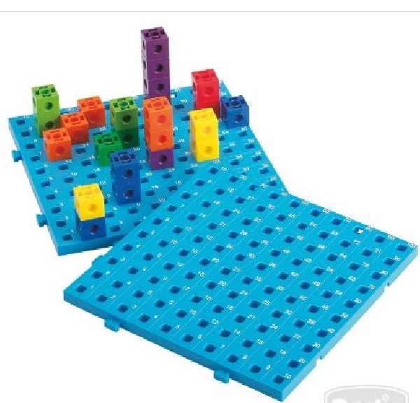 TABLERO DE ACTIVIDADES CON CUBOS CONECTORES